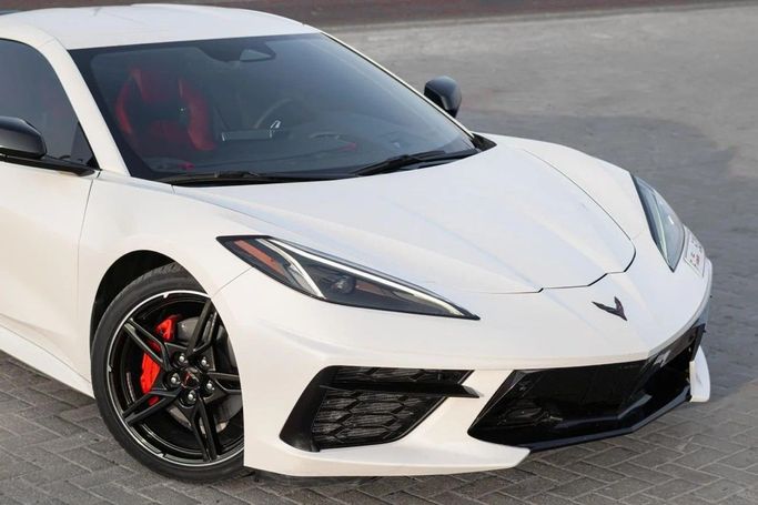 Подержанный Chevrolet Corvette Stingray C8, 6.2 л, 2024 в Аджмане от AMG Cars Белый цвет. Американская | AUTO.AE