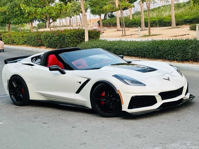 مستعملة ⁦Chevrolet Corvette Stingray C8، 6.2 l، 2019⁩ في في الإمارات, عجمان من Al Jernas Used Cars Trading FZE، اللون أبيض. المواصفات الأمريكية | AUTO.AE | إعلان #285764