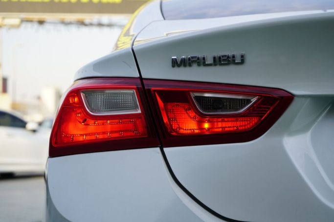 Подержанный Chevrolet Malibu VIII Рестайлинг, 2.5 л, 2016 в Аджмане от Syria Motors Белый цвет.  | AUTO.AE