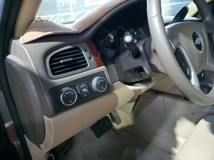 Подержанный Chevrolet Suburban XI, 5.3 л, 2014 в Аджмане от Abu Rashid Cars  Коричневый цвет. GCC | AUTO.AE