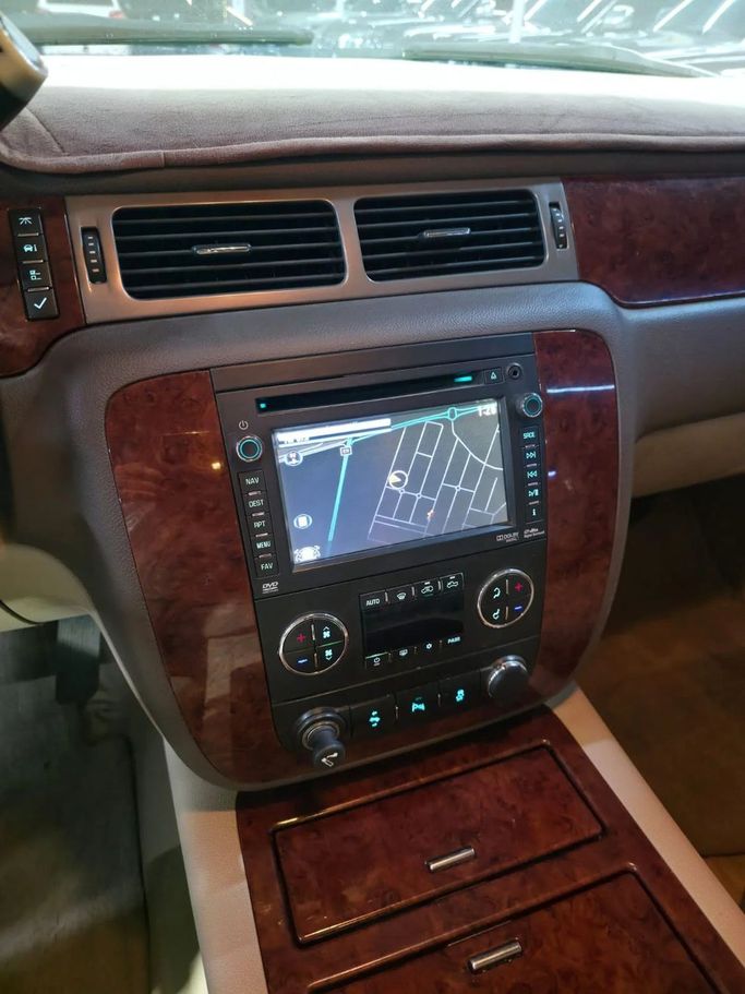 Подержанный Chevrolet Suburban XI, 5.3 л, 2014 в Аджмане от Abu Rashid Cars  Коричневый цвет. GCC | AUTO.AE