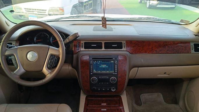 Подержанный Chevrolet Tahoe III, 5.3 л, 2010 в Аджмане от Abu Rashid Cars  Белый цвет. GCC | AUTO.AE