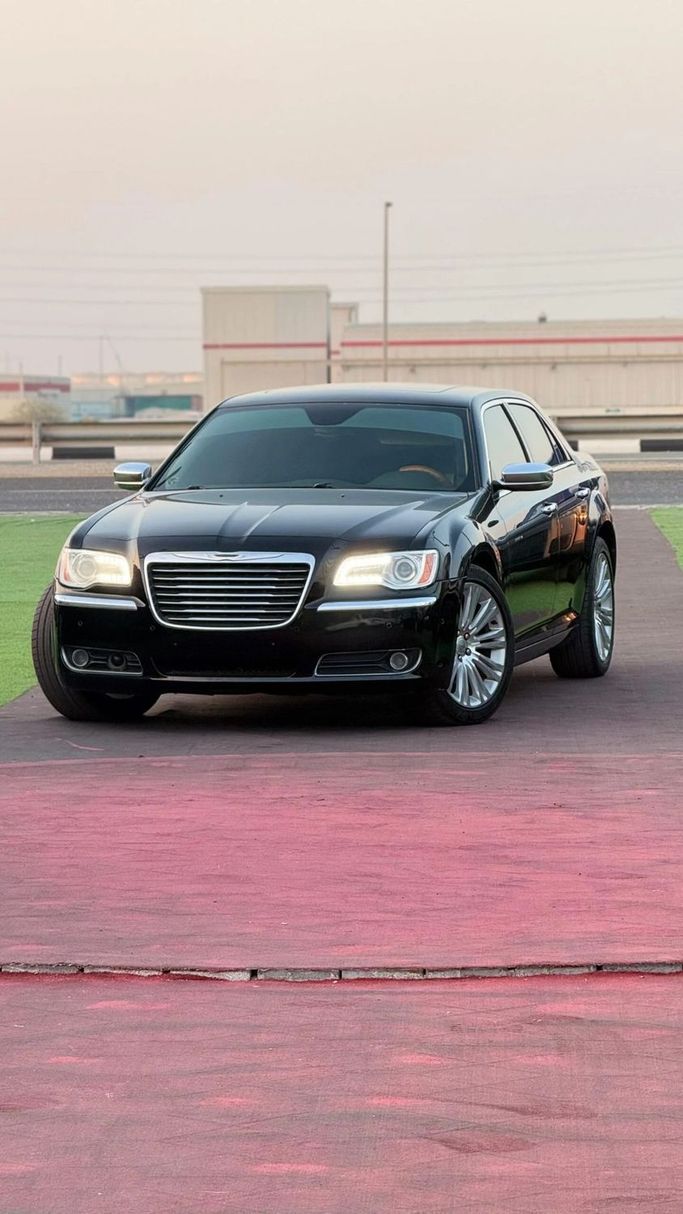 Подержанный Chrysler 300C II, 5.7 л, 2014 в Аджмане от Abu Rashid Cars  Черный цвет. Other | AUTO.AE