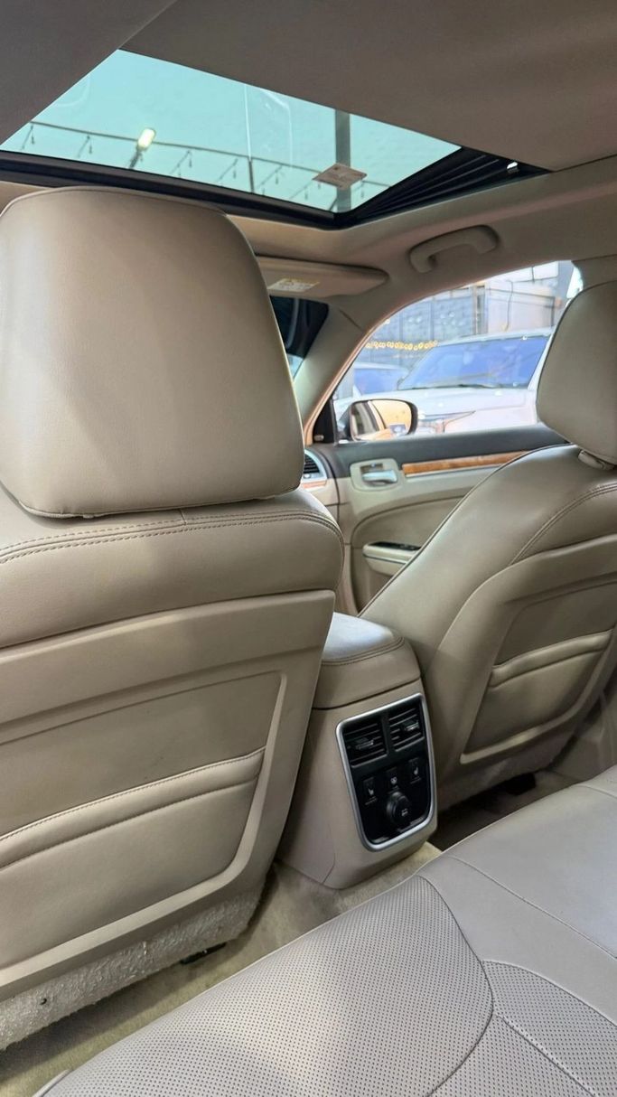 Подержанный Chrysler 300C II, 5.7 л, 2014 в Аджмане от Abu Rashid Cars  Черный цвет. Other | AUTO.AE