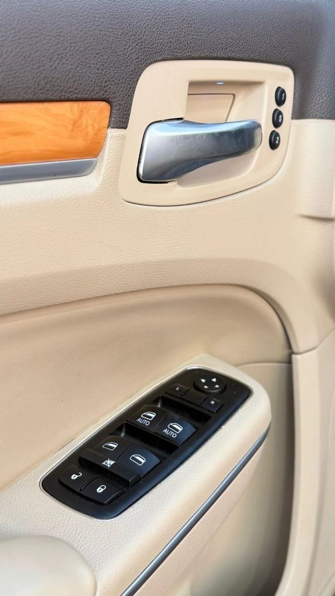 Подержанный Chrysler 300C II, 5.7 л, 2014 в Аджмане от Abu Rashid Cars  Черный цвет. Other | AUTO.AE