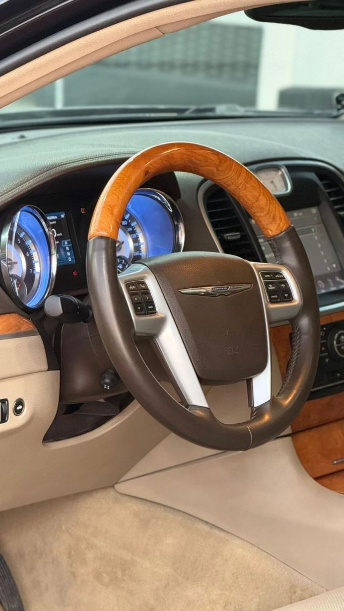 Подержанный Chrysler 300C II, 5.7 л, 2014 в Аджмане от Abu Rashid Cars  Черный цвет. Other | AUTO.AE