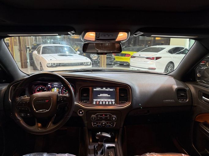 مستعملة Dodge Charger R_T عملية شد الوجه السابع (LD), 5.7 l, 2018 في في عجمان من Abdullah Alazwe، اللون رملي. المواصفات الأمريكية | AUTO.AE