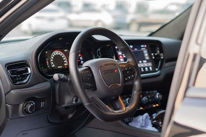 Подержанный Dodge Durango III Рестайлинг 2, 5.7 л, 2024 в Аджмане от AMG Cars Черный цвет. Американская | AUTO.AE