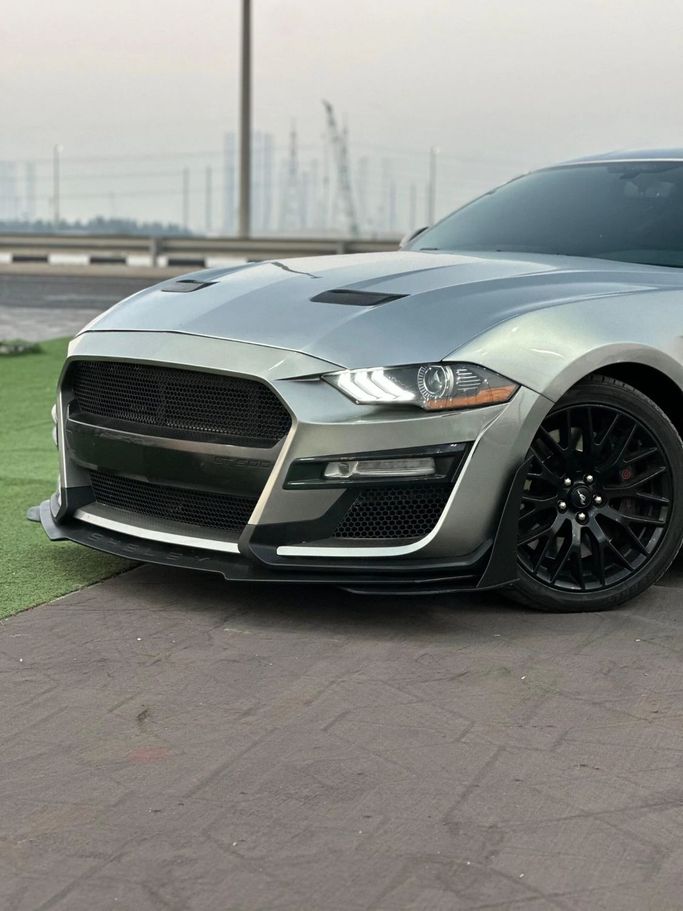 Подержанный Ford Mustang VI Рестайлинг, 5.0 л, 2020 в Аджмане от Abu Rashid Cars  Серый цвет. Американская | AUTO.AE