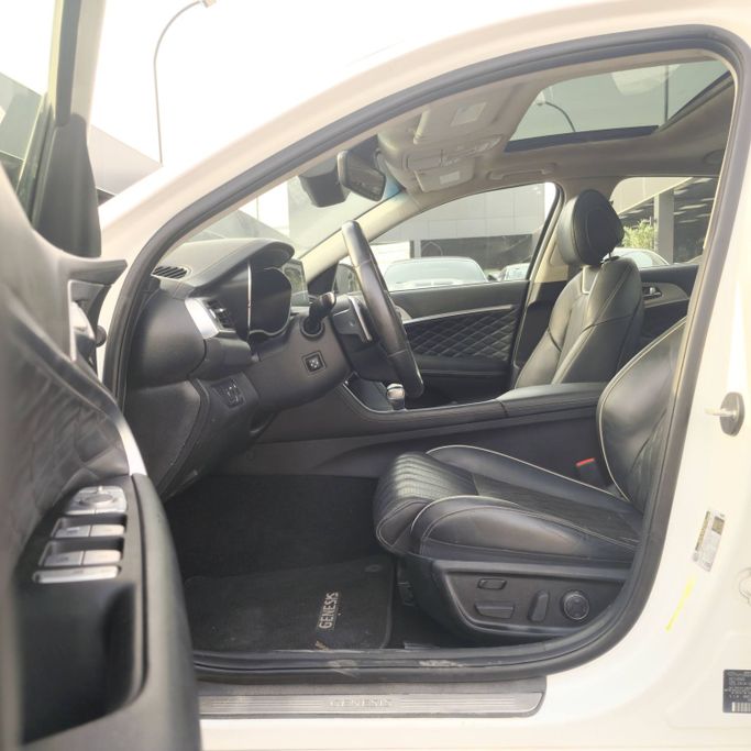 Подержанный Genesis G70 I Рестайлинг, 2.0 л, 2021 в Аджмане от Syria Motors Белый цвет. Канадская | AUTO.AE