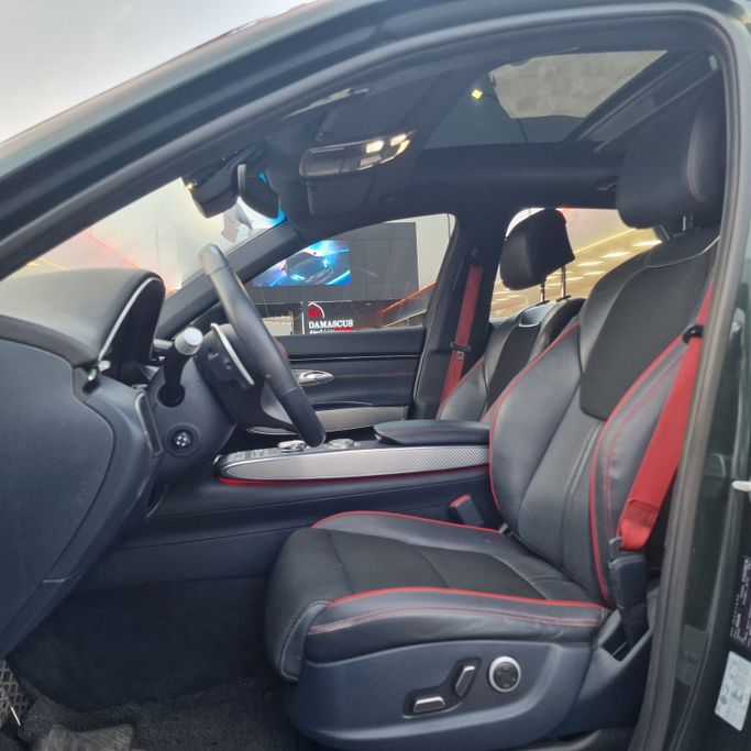 Подержанный Genesis GV70 I, 2.5 л, 2023 в Аджмане от Syria Motors Зеленый цвет. Корейская | AUTO.AE