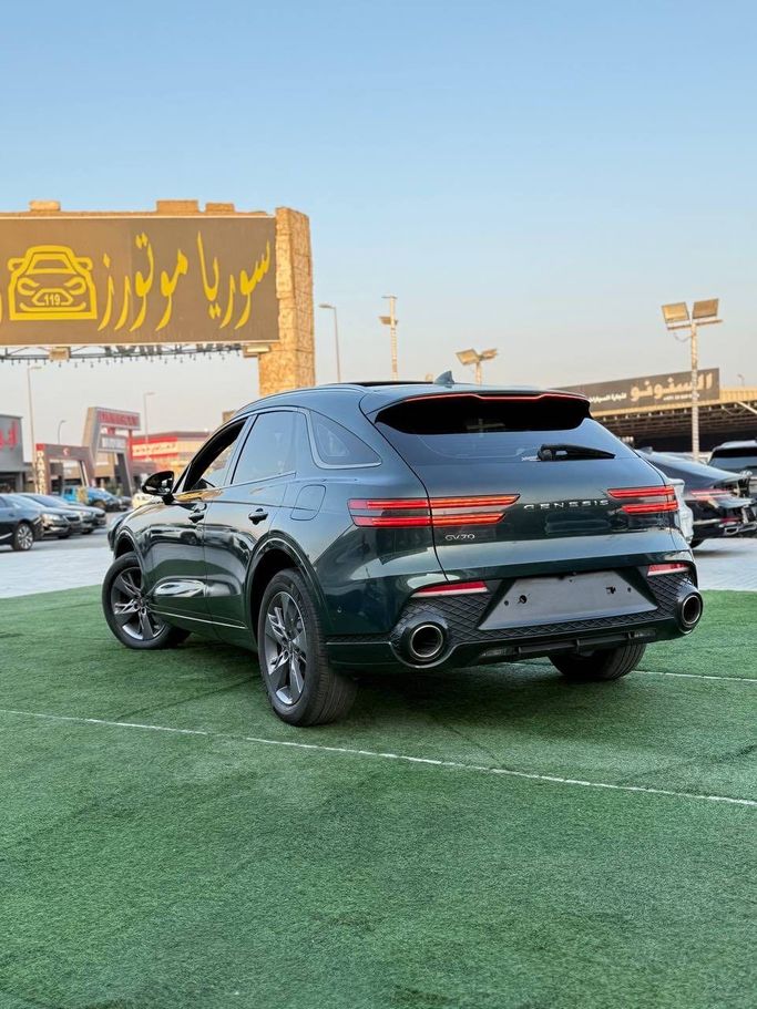 Подержанный Genesis GV70 I, 2.5 л, 2023 в Аджмане от Syria Motors Зеленый цвет. Корейская | AUTO.AE