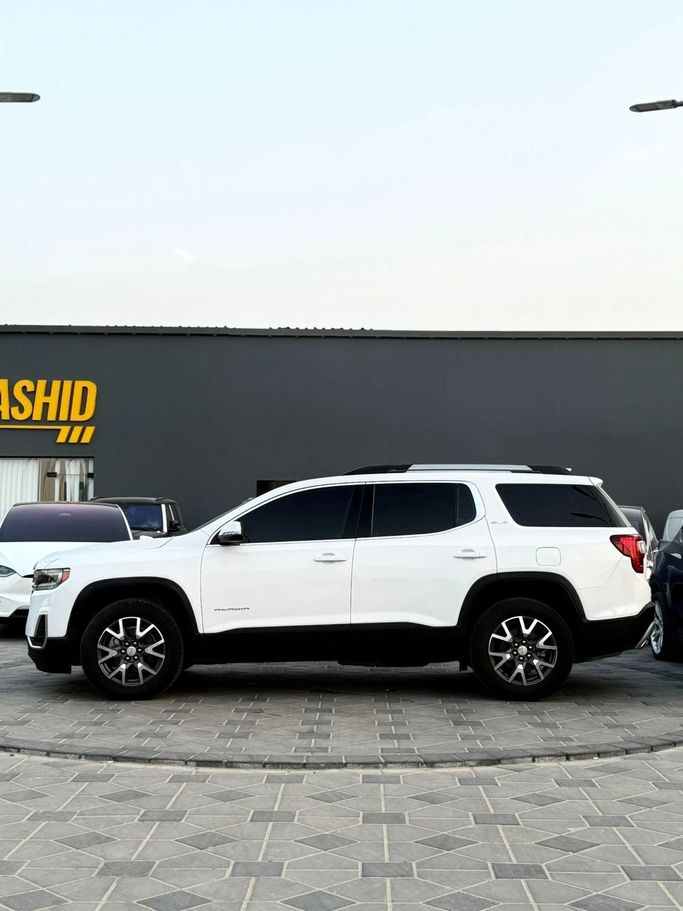 Подержанный GMC Acadia II Рестайлинг, 3.6 л, 2020 в Аджмане от Abu Rashid Cars  Белый цвет. GCC | AUTO.AE