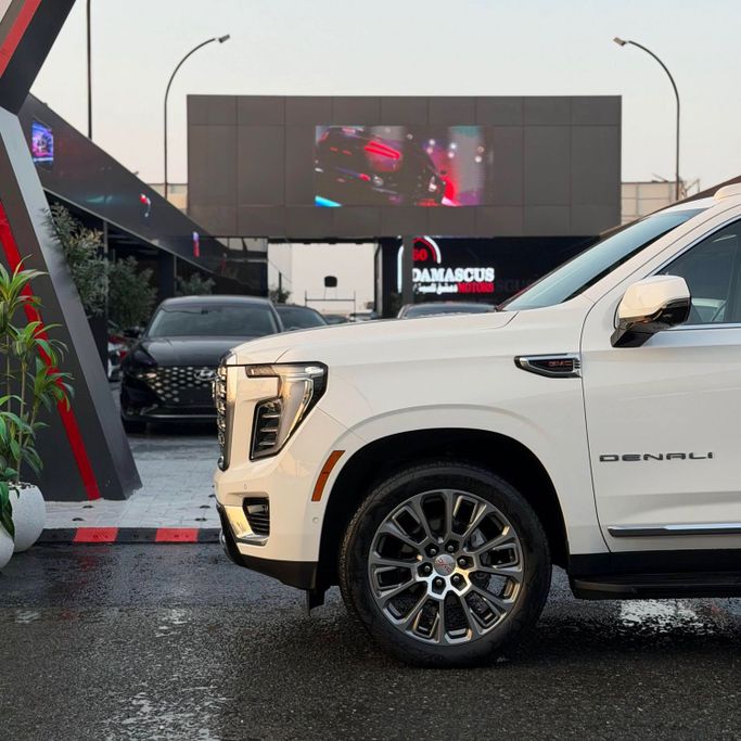 Подержанный GMC Yukon XL V Рестайлинг, 6.2 л, 2025 в Аджмане от Syria Motors Белый цвет. Американская | AUTO.AE