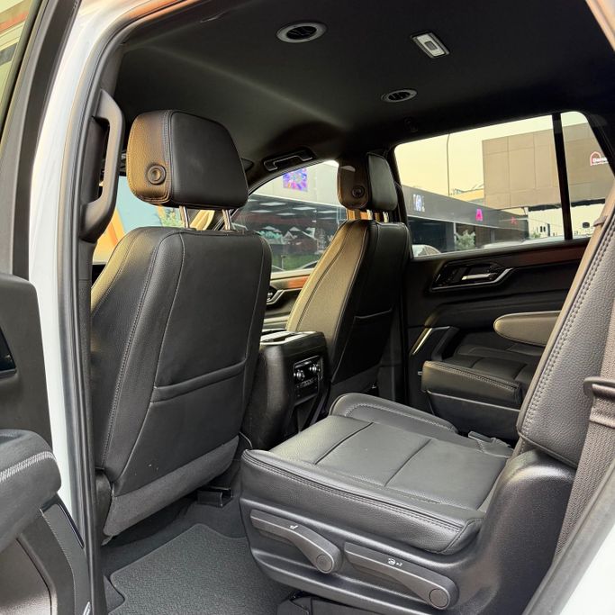 Подержанный GMC Yukon XL V Рестайлинг, 6.2 л, 2025 в Аджмане от Syria Motors Белый цвет. Американская | AUTO.AE