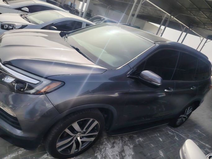 Used Honda Pilot III, 3.5 l, 2017 in Ajman by Al Hadaf Motors, Grey color.  | AUTO.AE