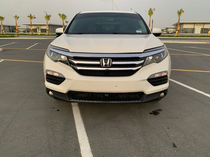 مستعملة Honda Pilot ثالثاً, 3.5 l, 2017 في في عجمان من SR MOTORS، اللون أبيض. المواصفات الأمريكية | AUTO.AE | إعلان #267392