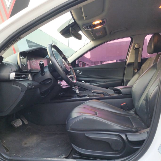 Подержанный Hyundai Avante VII, 1.6 л, 2021 в Аджмане от Syria Motors Белый цвет. Корейская | AUTO.AE