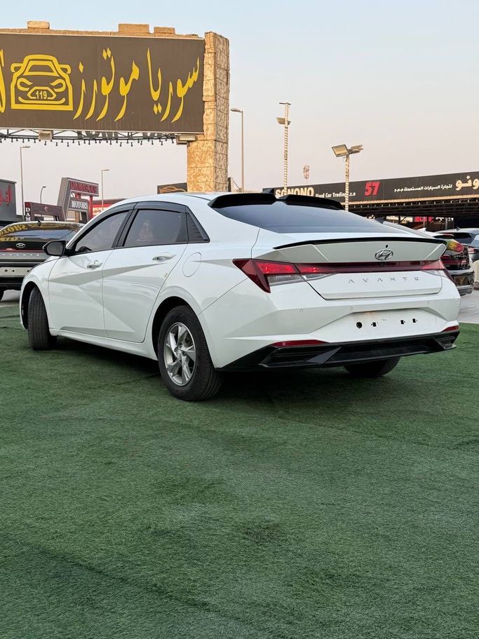 Подержанный Hyundai Avante VII, 1.6 л, 2021 в Аджмане от Syria Motors Белый цвет. Корейская | AUTO.AE