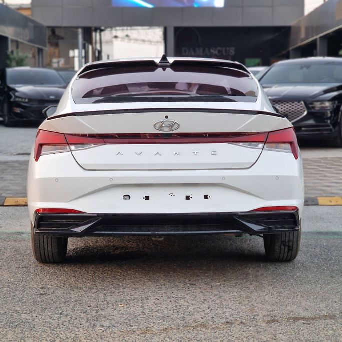 Подержанный Hyundai Avante VII, 1.6 л, 2021 в Аджмане от Syria Motors Белый цвет. Корейская | AUTO.AE