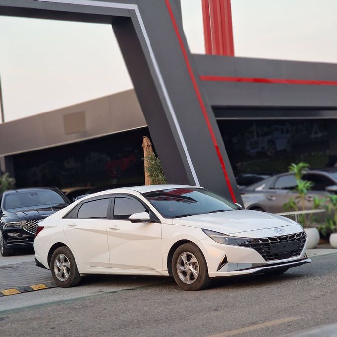 Подержанный Hyundai Avante VII, 1.6 л, 2021 в Аджмане от Syria Motors Белый цвет. Корейская | AUTO.AE