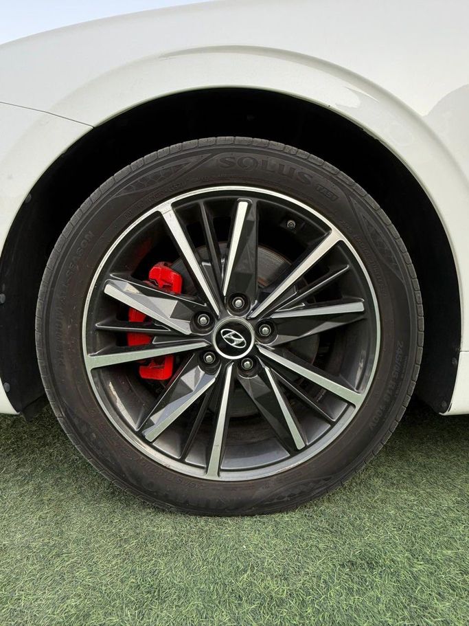 Подержанный Hyundai Azera III Рестайлинг, 3.5 л, 2020 в Аджмане от Syria Motors Белый цвет. Корейская | AUTO.AE