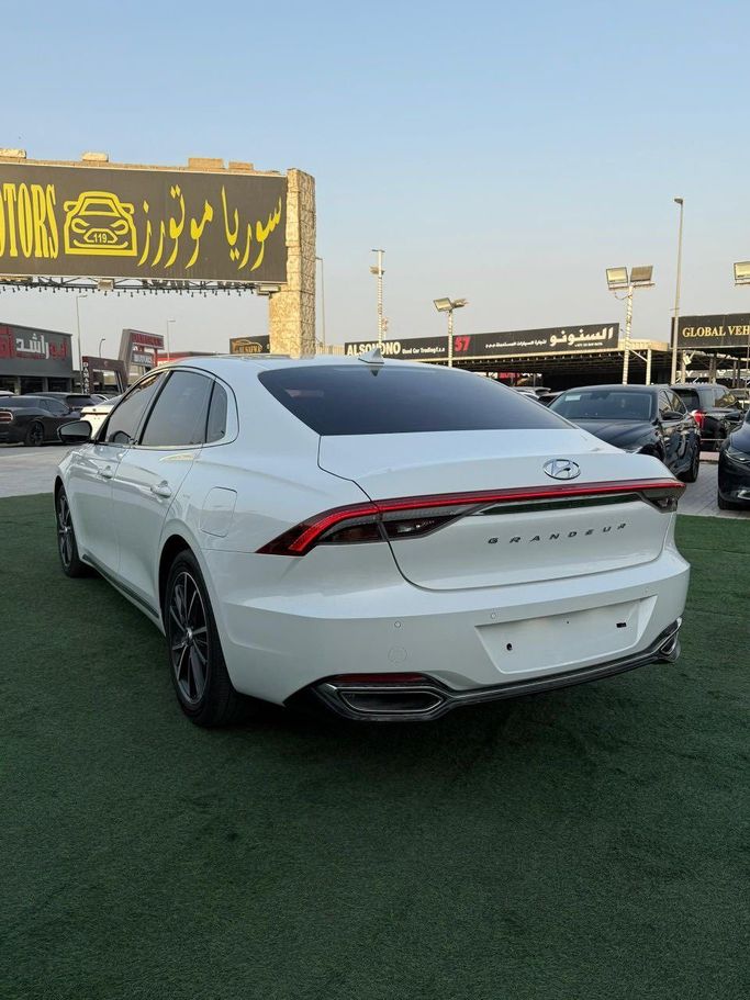 Подержанный Hyundai Azera III Рестайлинг, 3.5 л, 2020 в Аджмане от Syria Motors Белый цвет. Корейская | AUTO.AE
