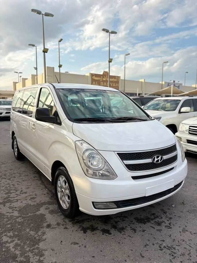 مستعملة Hyundai H-1 ثانياً, 2.4 l, 2015 في في عجمان من AL QIMAH CARS، اللون أبيض. مواصفات الخليج | AUTO.AE | إعلان #261374