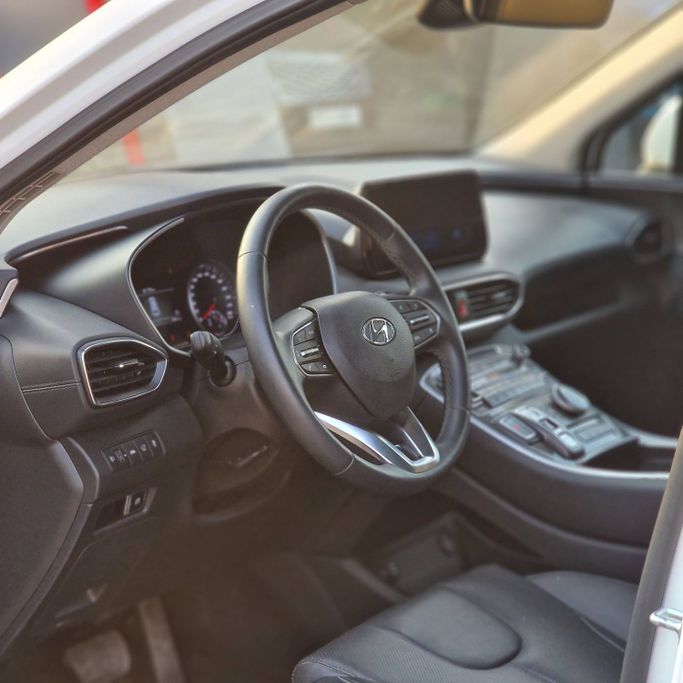 Подержанный Hyundai Santa Fe IV Рестайлинг, 2.2 л, 2023 в Аджмане от Syria Motors Белый цвет. Корейская | AUTO.AE