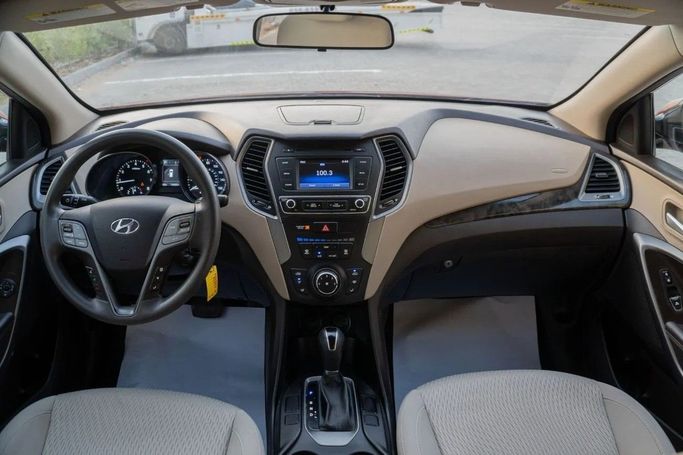 Подержанный Hyundai Santa Fe III Рестайлинг, 2.0 л, 2017 в Аджмане от AMG Cars Красный цвет. Американская | AUTO.AE