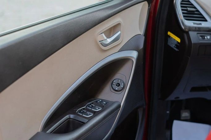 Подержанный Hyundai Santa Fe III Рестайлинг, 2.0 л, 2017 в Аджмане от AMG Cars Красный цвет. Американская | AUTO.AE