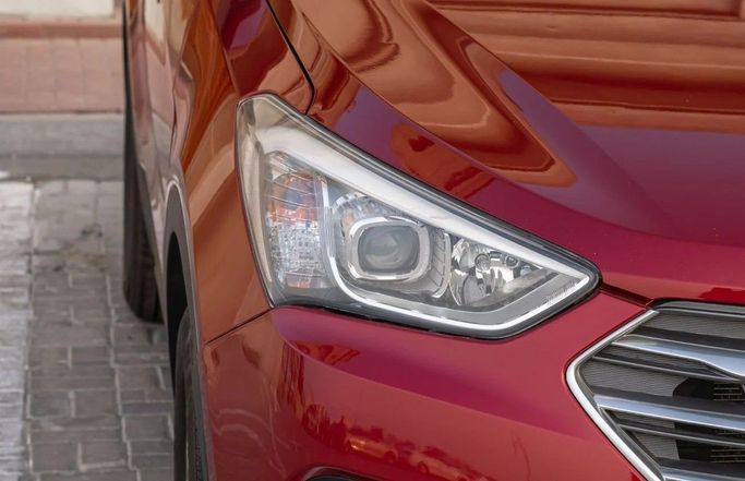 Подержанный Hyundai Santa Fe III Рестайлинг, 2.0 л, 2017 в Аджмане от AMG Cars Красный цвет. Американская | AUTO.AE