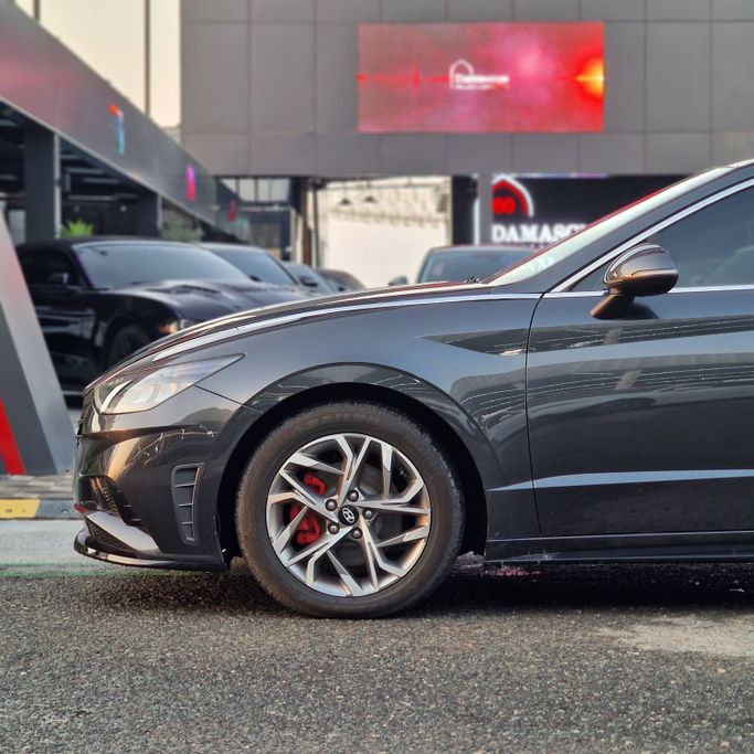 Подержанный Hyundai Sonata VIII (DN8), 1.6 л, 2021 в Аджмане от Syria Motors Серый цвет. Американская | AUTO.AE