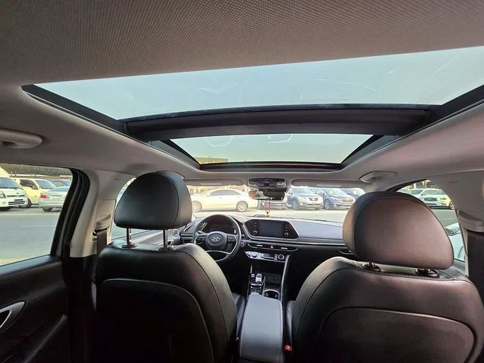 Подержанный Hyundai Sonata VII (LF) Рестайлинг, 2.4 л, 2020 в Аджмане от Al Hilal Motors Серебристый цвет. Американская | AUTO.AE