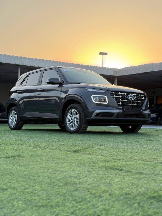 Подержанный Hyundai Venue I, 1.6 л, 2026 в Аджмане от Syria Motors Серый цвет. Корейская | AUTO.AE