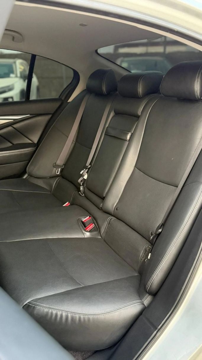 Подержанный Infiniti Q50 I Рестайлинг, 2.0 л, 2018 в Аджмане от Abu Rashid Cars  Серебристый цвет. GCC | AUTO.AE