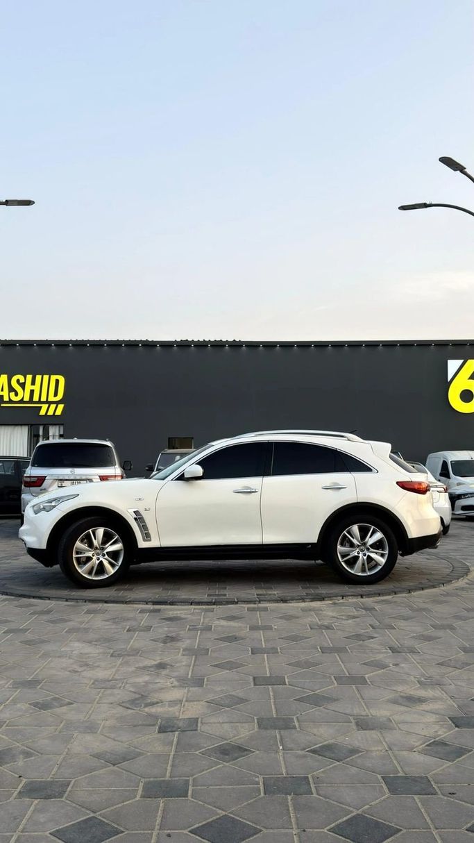 Подержанный Infiniti QX70, 3.7 л, 2015 в Аджмане от Abu Rashid Cars  Белый цвет. GCC | AUTO.AE