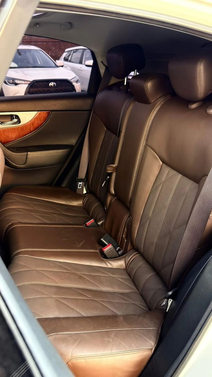 Подержанный Infiniti QX70, 3.7 л, 2015 в Аджмане от Abu Rashid Cars  Белый цвет. GCC | AUTO.AE