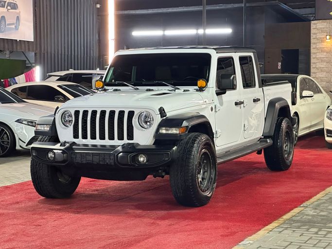 مستعملة ⁦Jeep Gladiator II (JT)، 3.6 l، 2022⁩ في في الإمارات, عجمان من DEAL CARS، اللون أبيض. مواصفات الخليج | AUTO.AE | إعلان #288264