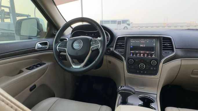 Подержанный Jeep Grand Cherokee IV (WK2) Рестайлинг, 5.7 л, 2015 в Аджмане от Abu Rashid Cars  Белый цвет. GCC | AUTO.AE