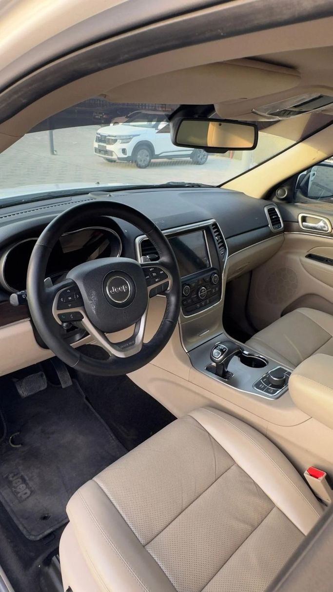Подержанный Jeep Grand Cherokee IV (WK2) Рестайлинг, 5.7 л, 2015 в Аджмане от Abu Rashid Cars  Белый цвет. GCC | AUTO.AE