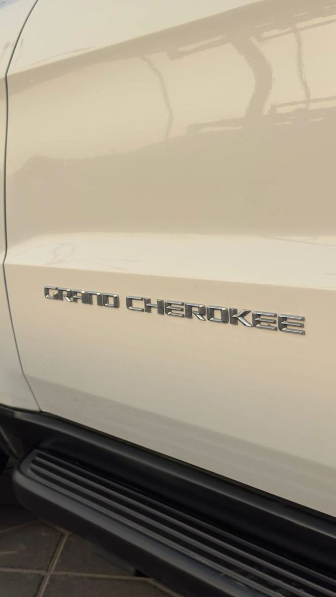 Подержанный Jeep Grand Cherokee IV (WK2) Рестайлинг, 5.7 л, 2015 в Аджмане от Abu Rashid Cars  Белый цвет. GCC | AUTO.AE