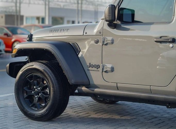 Подержанный Jeep Wrangler IV (JL), 3.6 л, 2021 в Аджмане от AMG Cars Серый цвет. Американская | AUTO.AE