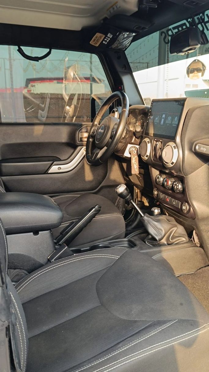 Подержанный Jeep Wrangler III (JK), 3.6 л, 2016 в Аджмане от Abu Rashid Cars  Черный цвет. Китайская | AUTO.AE