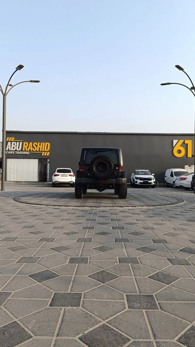 Подержанный Jeep Wrangler III (JK), 3.6 л, 2016 в Аджмане от Abu Rashid Cars  Черный цвет. Китайская | AUTO.AE