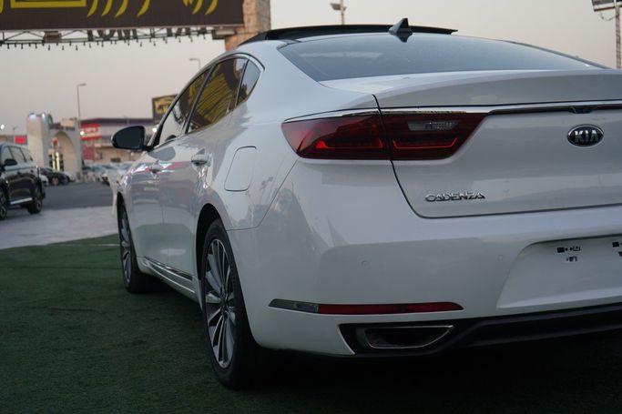 Подержанный Kia Cadenza II, 3.3 л, 2017 в Аджмане от Syria Motors Белый цвет.  | AUTO.AE