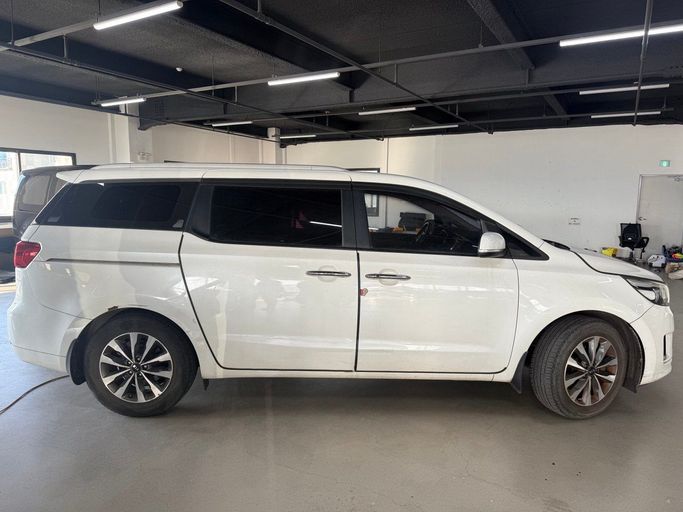 Used Kia Carnival III, 2.2 l, 2014 in Ajman by KIMCHI MOTORS, White color. Korean Specs | AUTO.AE