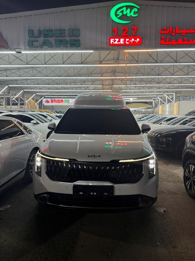Подержанный Kia Carnival IV Рестайлинг, 3.5 л, 2025 в Аджмане от ABDULLA HUSSAIN HAMWI Белый цвет. GCC | AUTO.AE