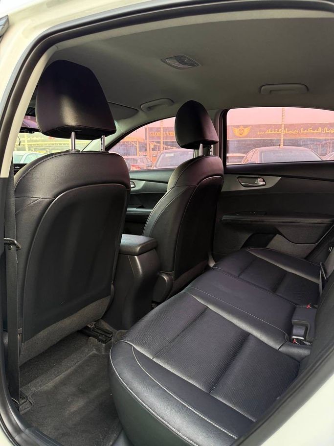 Подержанный Kia K3 II, 1.6 л, 2020 в Аджмане от Syria Motors Белый цвет.  | AUTO.AE