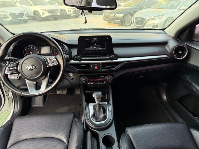 Подержанный Kia K3 II, 1.6 л, 2020 в Аджмане от Syria Motors Белый цвет.  | AUTO.AE